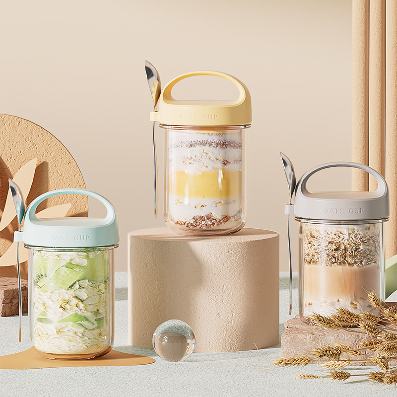 Šaukštą, pusryčių puodelį, jogurto puodelį, stiklinį didelį kaklelį sandariai uždarytą stiklainį, avižų puodelį, pieno kokteilio puodelį, dribsnių košę per naktį.