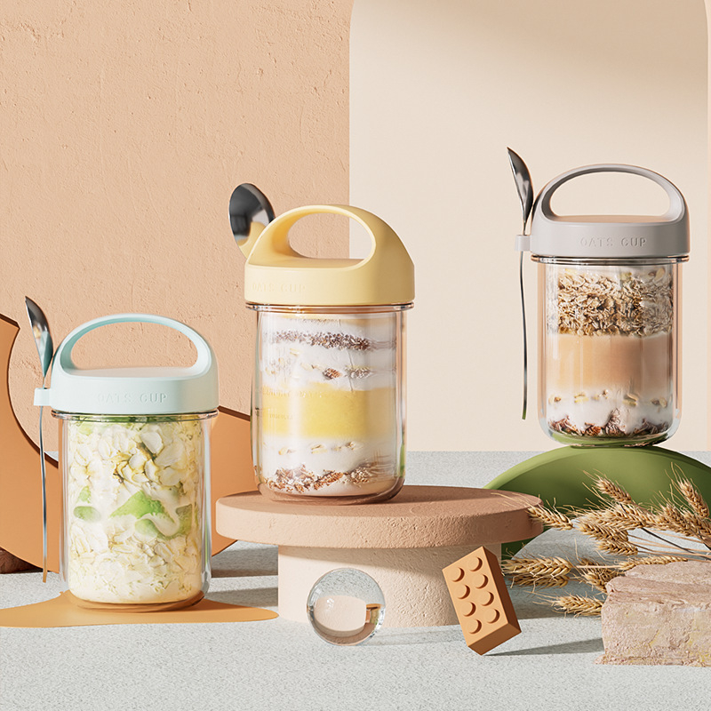 Šaukštą, pusryčių puodelį, jogurto puodelį, stiklinį didelį kaklelį sandariai uždarytą stiklainį, avižų puodelį, pieno kokteilio puodelį, dribsnių košę per naktį.