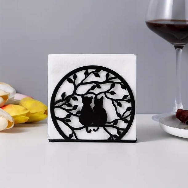 Moodne kodune loominguline salvrätikuhoidja köögis rauast hoiuriiul Lääne restorani kohviku vertikaalne salvrätikuhoidja