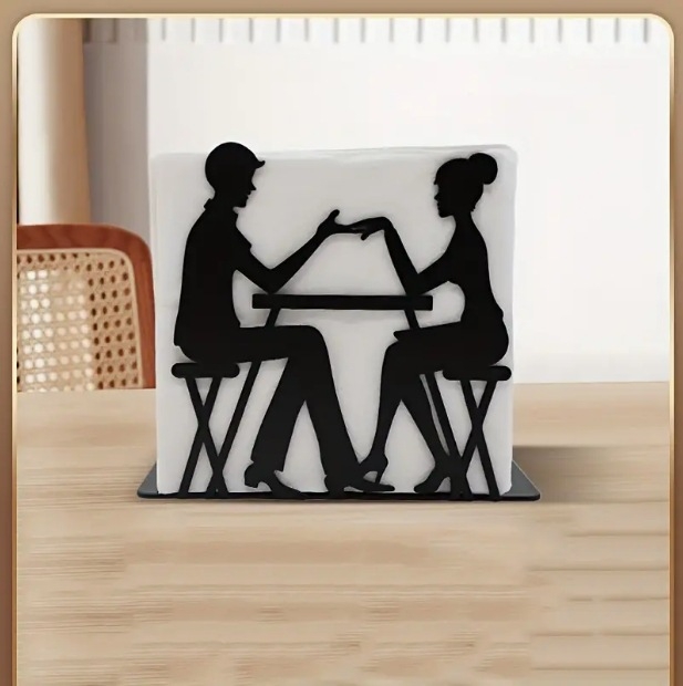 Moodne kodune loominguline salvrätikuhoidja köögis rauast hoiuriiul Lääne restorani kohviku vertikaalne salvrätikuhoidja