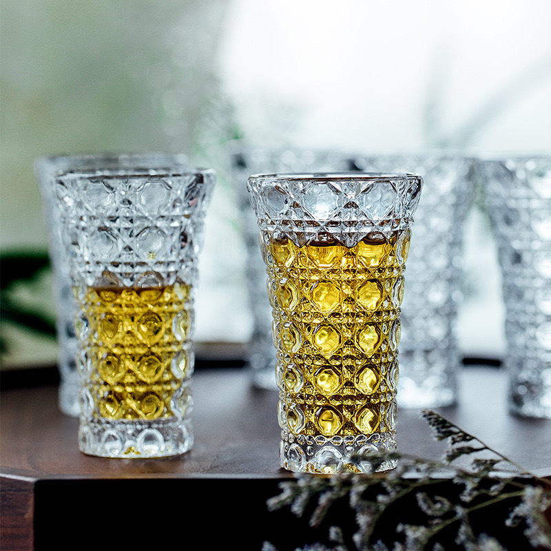 Reljefinis sutirštintas stiklinis mažas vyno puodelis baltojo vyno puodelis vyno mažas puodelis vyno butelis spiritiniai gėrimai namų apyvokos šeši kostiumai