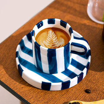 Käsitsi maalitud glasuurialune triibuline kohvitass ja alustass, uhke retro-keraamiline tass, kodukujundusega veetass
