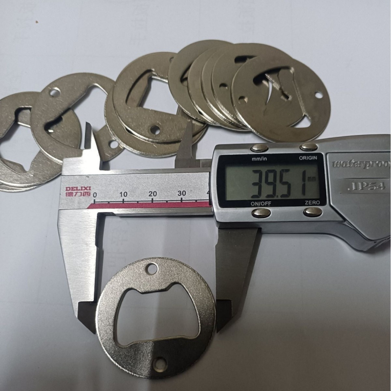 25 kryžminiai geležiniai butelių atidarytuvai su varžtais, nikeliuoti apvalūs stori alaus butelių atidarytuvo priedai