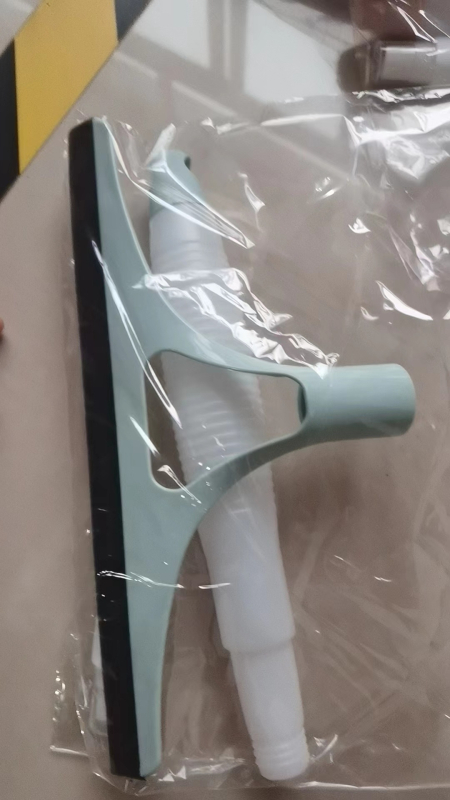 Uus klaasipuhastushari majapidamises kasutatav multifunktsionaalne klaasipuhasti on varustatud kastekannuga, käsnaharjaga, kahepoolse klaasipuhastuse esemega