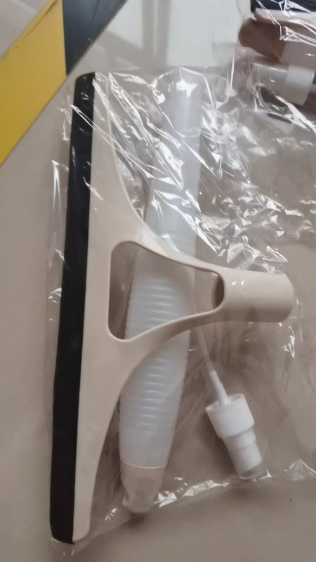 Uus klaasipuhastushari majapidamises kasutatav multifunktsionaalne klaasipuhasti on varustatud kastekannuga, käsnaharjaga, kahepoolse klaasipuhastuse esemega