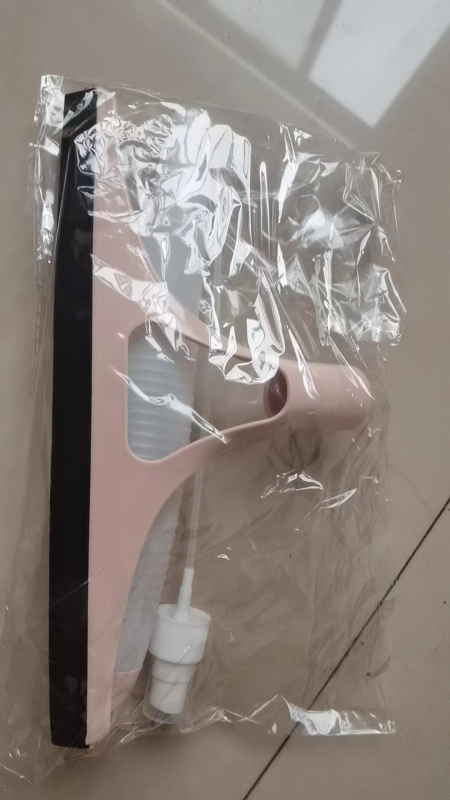 Uus klaasipuhastushari majapidamises kasutatav multifunktsionaalne klaasipuhasti on varustatud kastekannuga, käsnaharjaga, kahepoolse klaasipuhastuse esemega