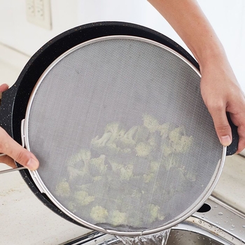 Aliejui atsparus tinklelis su rankena; sprogimui atsparus alyvos dangtis; alyvai atsparus filtro dangtis; kepimui neskaidant rankų; gruzdintuvės apsauga nuo šlako.