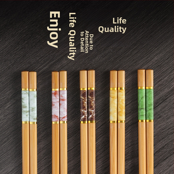 Natūralaus bambuko aukštos kokybės bambuko lazdelės buitiniam naudojimui, atsparios pelėsiui, antibakterinės, atsparios aukštai temperatūrai, be dažų, be vaško, neslystančios, penkių spalvų lazdelės dalinimuisi maistu.