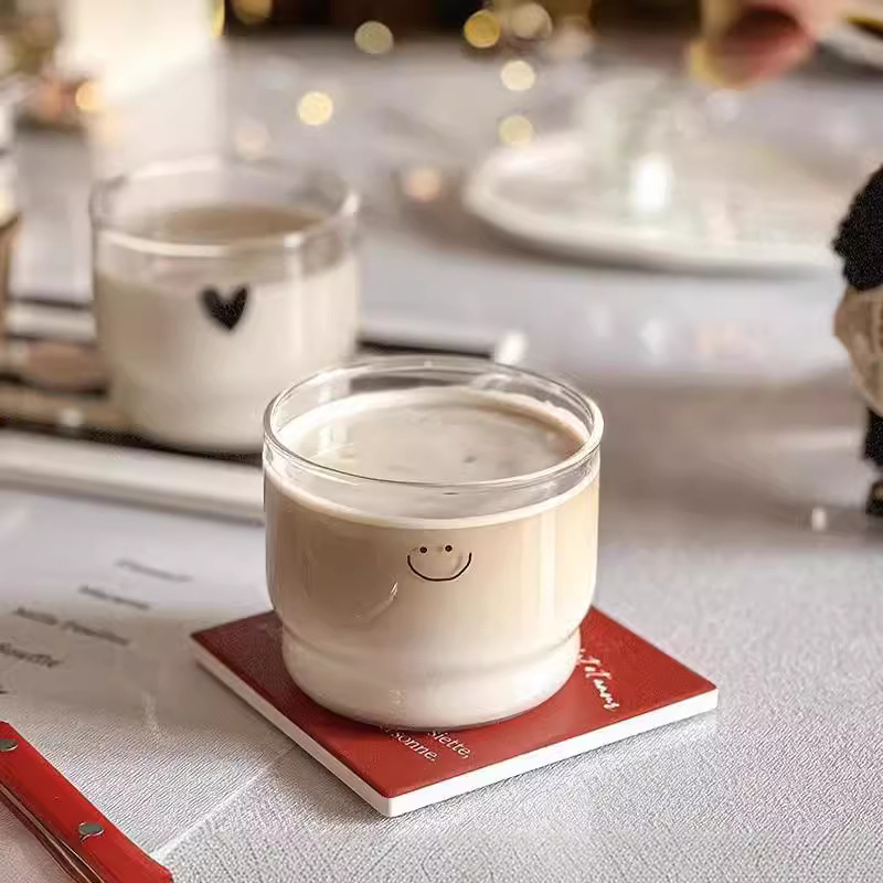 „Ins Style“ interneto įžymybių stiklinė taurė, kūrybingas pieno puodelis, besišypsantis veidas, meilės kupinas puodelis, didelės grožio vertės desertas, mažas dubenėlis, pusryčių puodelis