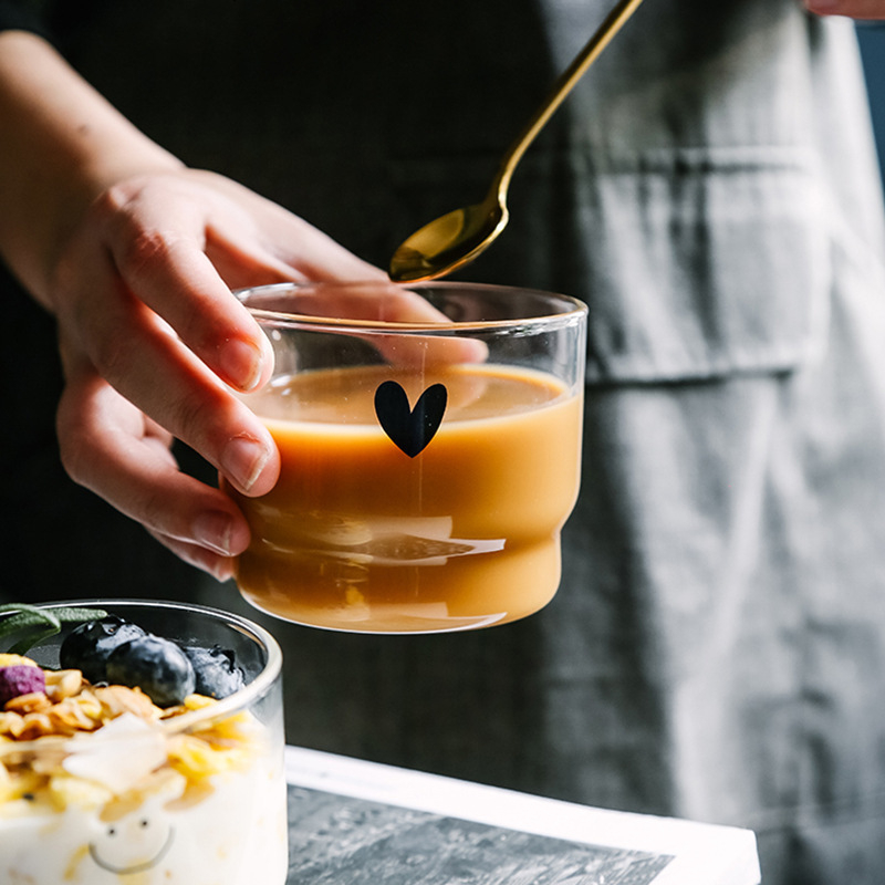 „Ins Style“ interneto įžymybių stiklinė taurė, kūrybingas pieno puodelis, besišypsantis veidas, meilės kupinas puodelis, didelės grožio vertės desertas, mažas dubenėlis, pusryčių puodelis