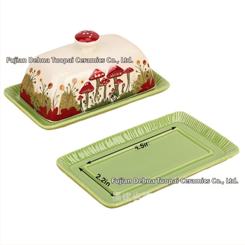 Piiriülene kuummüügis loominguline seene-keraamiline võiroog köögis juustu ja juustu hoiukarp kaanega õlimahuti hoiukarp