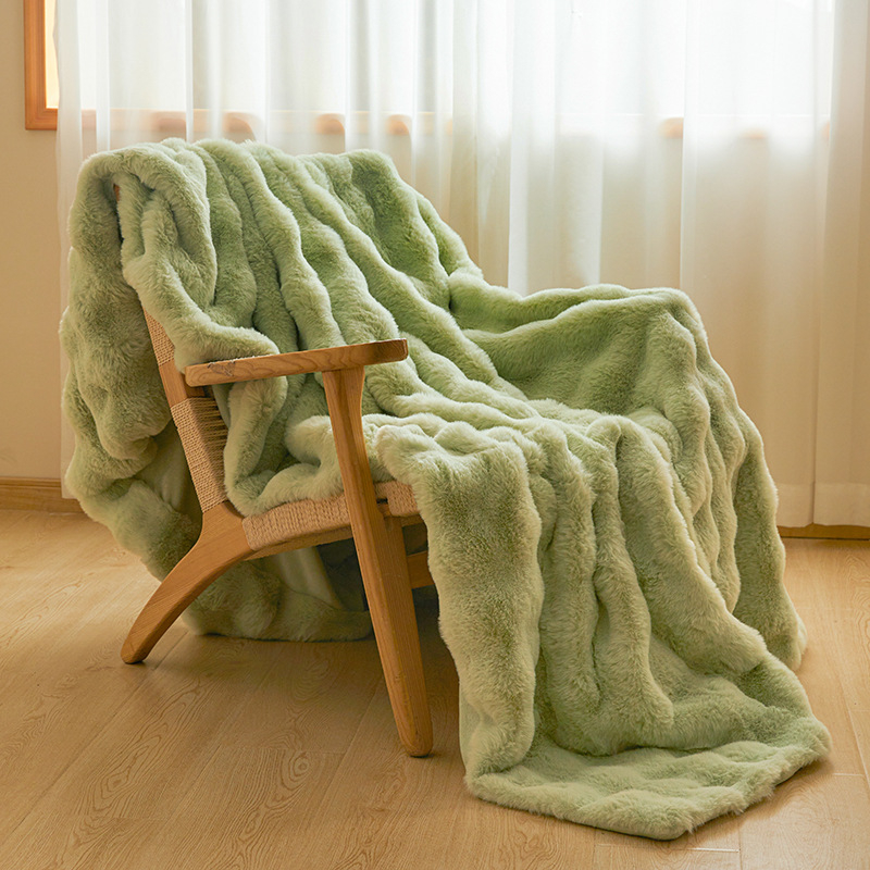 A klasės triušio aksominė antklodė yra žieminė sutirštinta antklodė, pieno aksominė paklodė, biuro sofos antklodė plaukams.