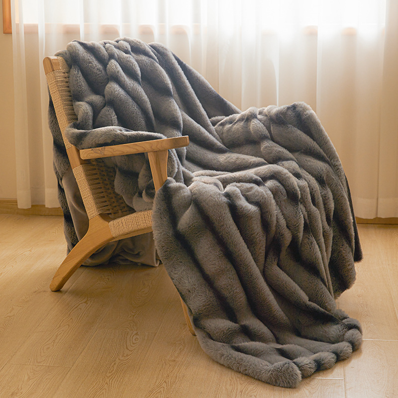 A klasės triušio aksominė antklodė yra žieminė sutirštinta antklodė, pieno aksominė paklodė, biuro sofos antklodė plaukams.