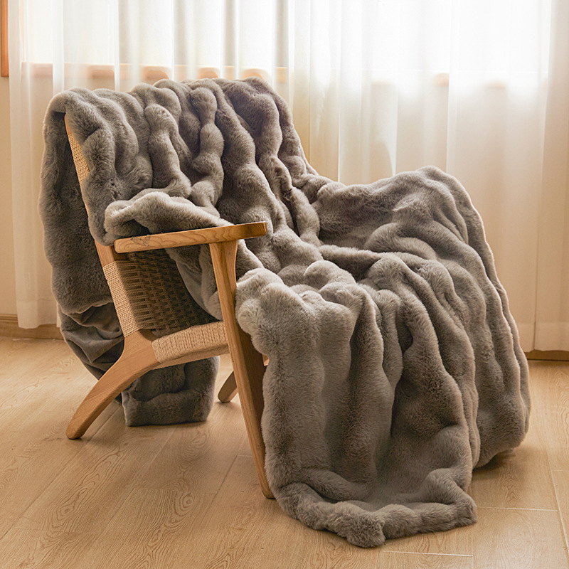 A klasės triušio aksominė antklodė yra žieminė sutirštinta antklodė, pieno aksominė paklodė, biuro sofos antklodė plaukams.