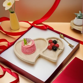 Širdelės formos medinis kūrybinis padėklas džiovintiems vaisiams, paprasta vakarienės lėkštė, popietės arbatos pyragas ir užkandžių ekspozicijos padėklas su padalintais skyriais