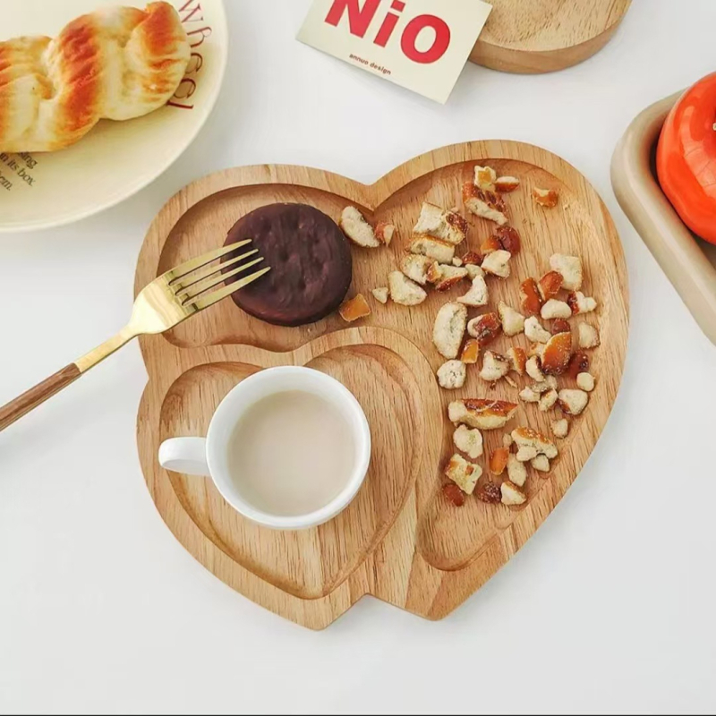 Širdelės formos medinis kūrybinis padėklas džiovintiems vaisiams, paprasta vakarienės lėkštė, popietės arbatos pyragas ir užkandžių ekspozicijos padėklas su padalintais skyriais