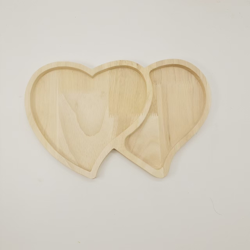 Širdelės formos medinis kūrybinis padėklas džiovintiems vaisiams, paprasta vakarienės lėkštė, popietės arbatos pyragas ir užkandžių ekspozicijos padėklas su padalintais skyriais