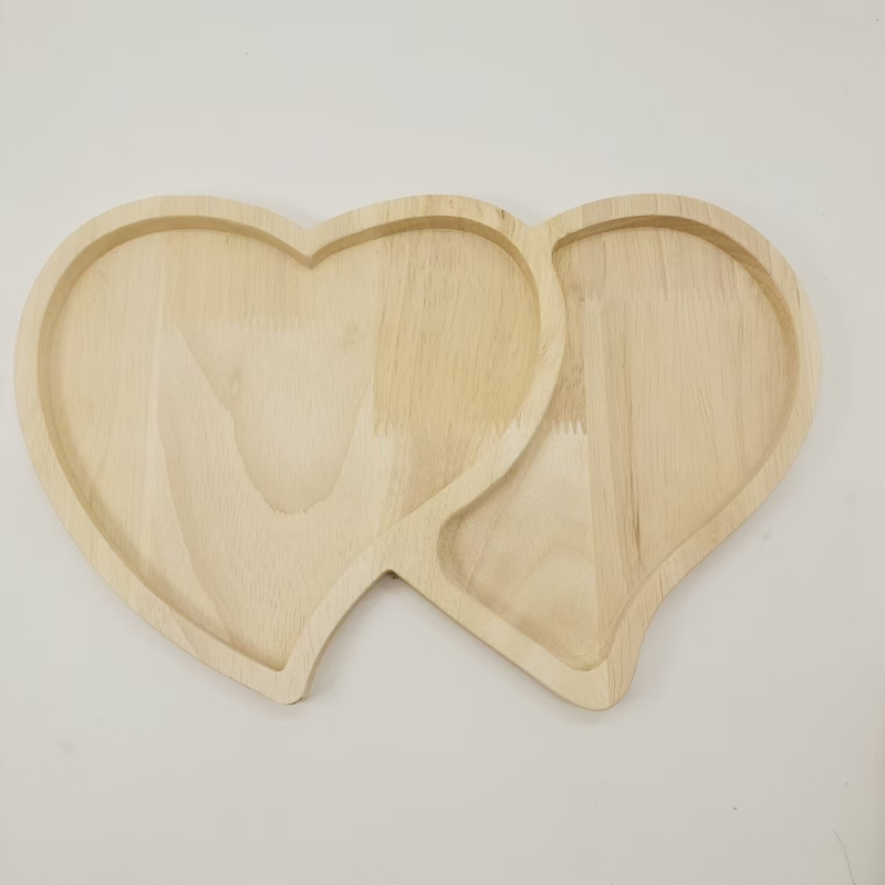 Širdelės formos medinis kūrybinis padėklas džiovintiems vaisiams, paprasta vakarienės lėkštė, popietės arbatos pyragas ir užkandžių ekspozicijos padėklas su padalintais skyriais