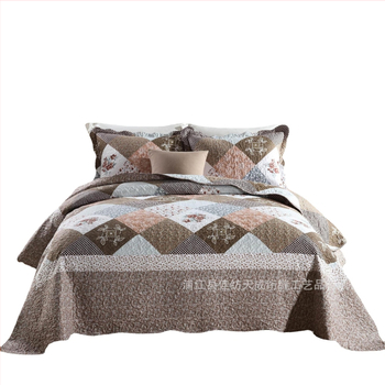 Originalus vieno eksporto europietiško ir amerikietiško stiliaus aktyvaus šlifavimo poliesterio medvilnės imitacijos blokinis antklodės lovos užtiesalas, parduodamas tarpvalstybiniu mastu, trijų dalių komplektas.