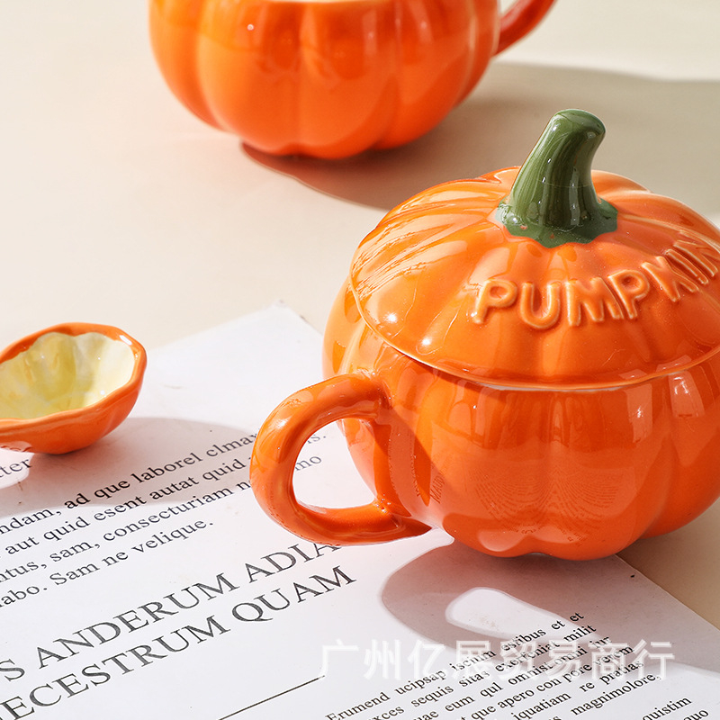 Radoša keramikas ķirbju krūze ar svētku brokastu auzu pārslu piena krūzi ar vāku un karoti, krusteniska Ziemassvētku krūze