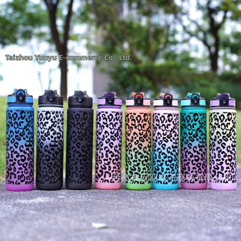 Sandėlyje yra kryžminis gradiento leopardo rašto sportinis plastikinis vandens puodelis su siurbimo vamzdeliu. Leopardo rašto sportinis vandens puodelis.