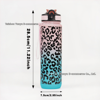 Sandėlyje yra kryžminis gradiento leopardo rašto sportinis plastikinis vandens puodelis su siurbimo vamzdeliu. Leopardo rašto sportinis vandens puodelis.