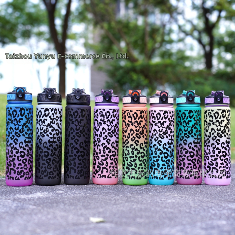 Sandėlyje yra kryžminis gradiento leopardo rašto sportinis plastikinis vandens puodelis su siurbimo vamzdeliu. Leopardo rašto sportinis vandens puodelis.