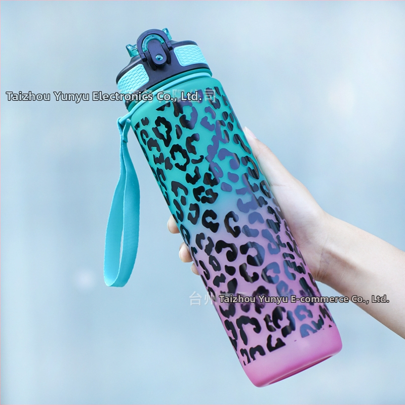 Sandėlyje yra kryžminis gradiento leopardo rašto sportinis plastikinis vandens puodelis su siurbimo vamzdeliu. Leopardo rašto sportinis vandens puodelis.