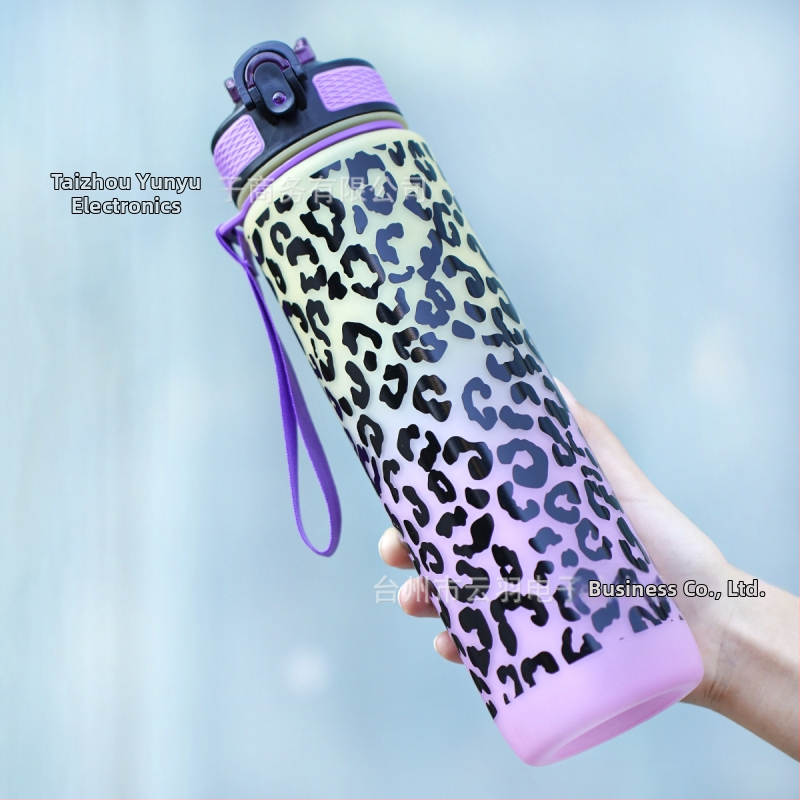 Sandėlyje yra kryžminis gradiento leopardo rašto sportinis plastikinis vandens puodelis su siurbimo vamzdeliu. Leopardo rašto sportinis vandens puodelis.