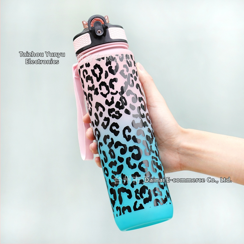 Sandėlyje yra kryžminis gradiento leopardo rašto sportinis plastikinis vandens puodelis su siurbimo vamzdeliu. Leopardo rašto sportinis vandens puodelis.