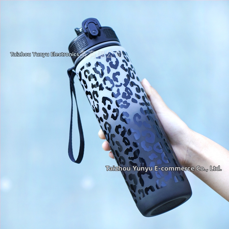 Sandėlyje yra kryžminis gradiento leopardo rašto sportinis plastikinis vandens puodelis su siurbimo vamzdeliu. Leopardo rašto sportinis vandens puodelis.