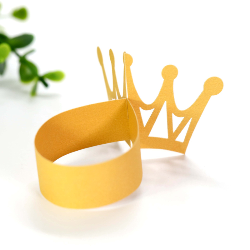 Tarpvalstybinė Europos ir Amerikos vestuvių šventė, atspindinti auksinę karūną, servetėlių sagtis, viešbučio popierinė servetėlių žiedinė sagtis, fabrikas, yra sandėlyje.