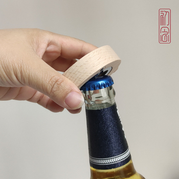 Ξύλινο ειδικό χειροκίνητο ανοιχτήρι μπουκαλιών μπύρας από μασίφ ξύλο, ξύλινο στρογγυλό μαγνήτη ψυγείου, μαγνητικό σκάλισμα, χαριτωμένο ανοιχτήρι μπουκαλιών ζώων