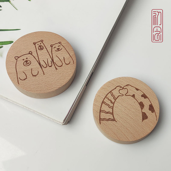 Ξύλινο ειδικό χειροκίνητο ανοιχτήρι μπουκαλιών μπύρας από μασίφ ξύλο, ξύλινο στρογγυλό μαγνήτη ψυγείου, μαγνητικό σκάλισμα, χαριτωμένο ανοιχτήρι μπουκαλιών ζώων