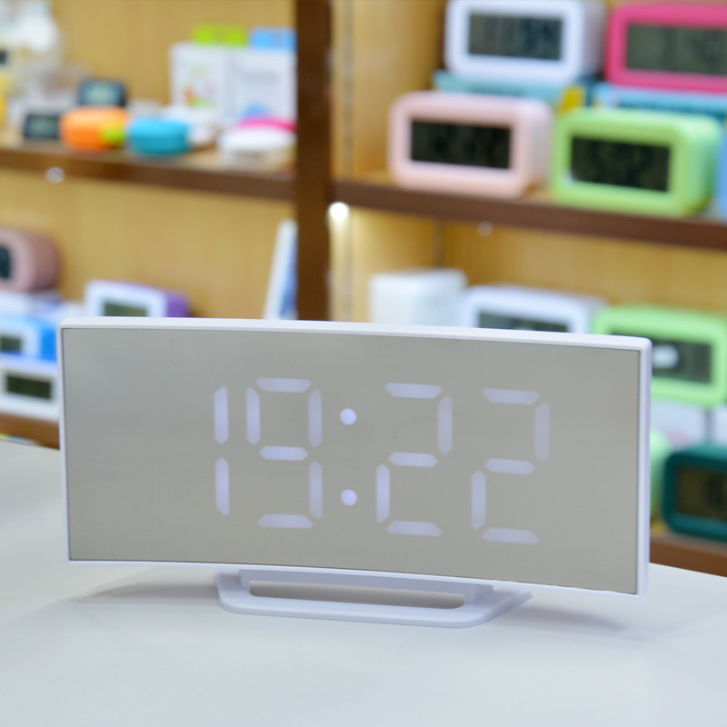 Ceas cu oglindă cu ecran curbat, afișaj luminos cu LED, luminozitate reglabilă, ceas deșteptător electronic cu ecran mare pentru desktop creativ transfrontalier