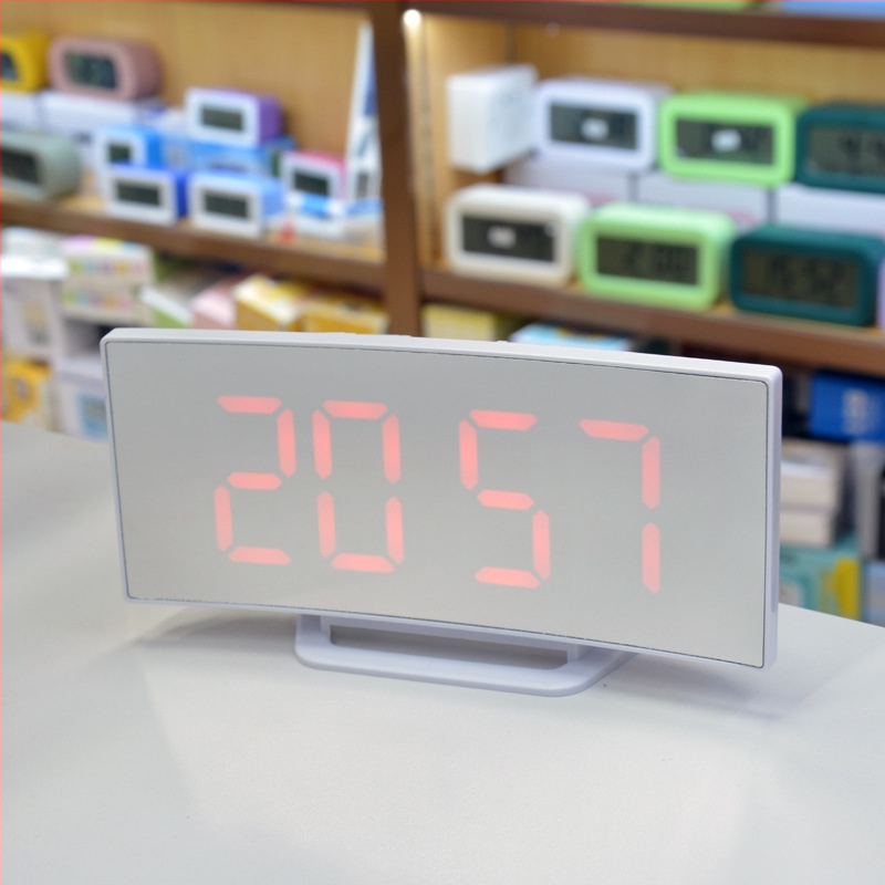 Ceas cu oglindă cu ecran curbat, afișaj luminos cu LED, luminozitate reglabilă, ceas deșteptător electronic cu ecran mare pentru desktop creativ transfrontalier