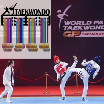 Stilingas akrilinis tekvondo medalių stovas su tarpslankiojančia apdaila – lengvai montuojamas, nereikia gręžti