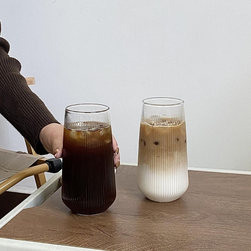 Vysokohodnotný pruhovaný sklenený pohár na studený nápoj do reštaurácie, pohár na perlivú vodu, pohár na ovocný nápoj, žiaruvzdorný pohár na latte kávu