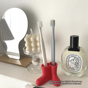 Kūrybingi vonios kambario guminiai batai, dantų šepetėlių laikiklis, darbalaukis, pora, vonios kambarys be perforatorių, internetas, įžymybių šeima, paprastas animacinis filmas, mielas