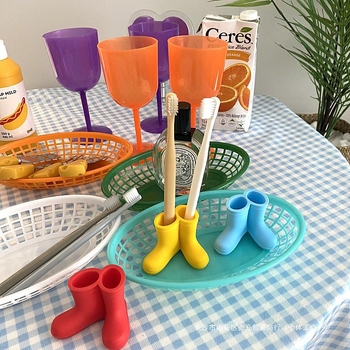 Kūrybingi vonios kambario guminiai batai, dantų šepetėlių laikiklis, darbalaukis, pora, vonios kambarys be perforatorių, internetas, įžymybių šeima, paprastas animacinis filmas, mielas