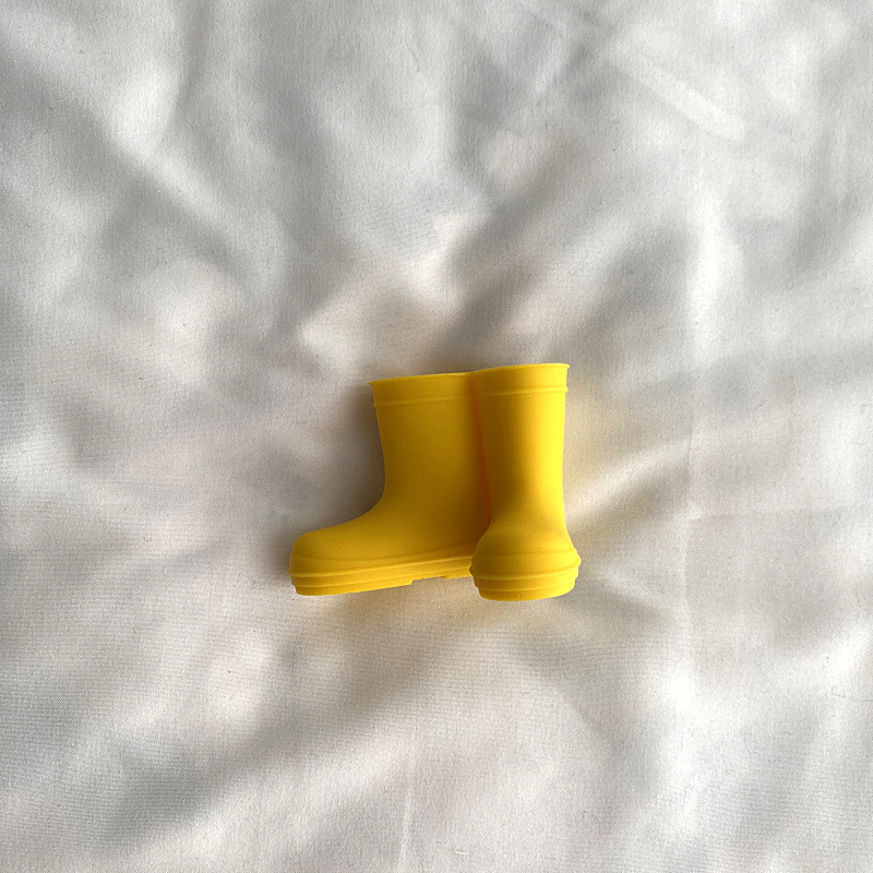 Kūrybingi vonios kambario guminiai batai, dantų šepetėlių laikiklis, darbalaukis, pora, vonios kambarys be perforatorių, internetas, įžymybių šeima, paprastas animacinis filmas, mielas