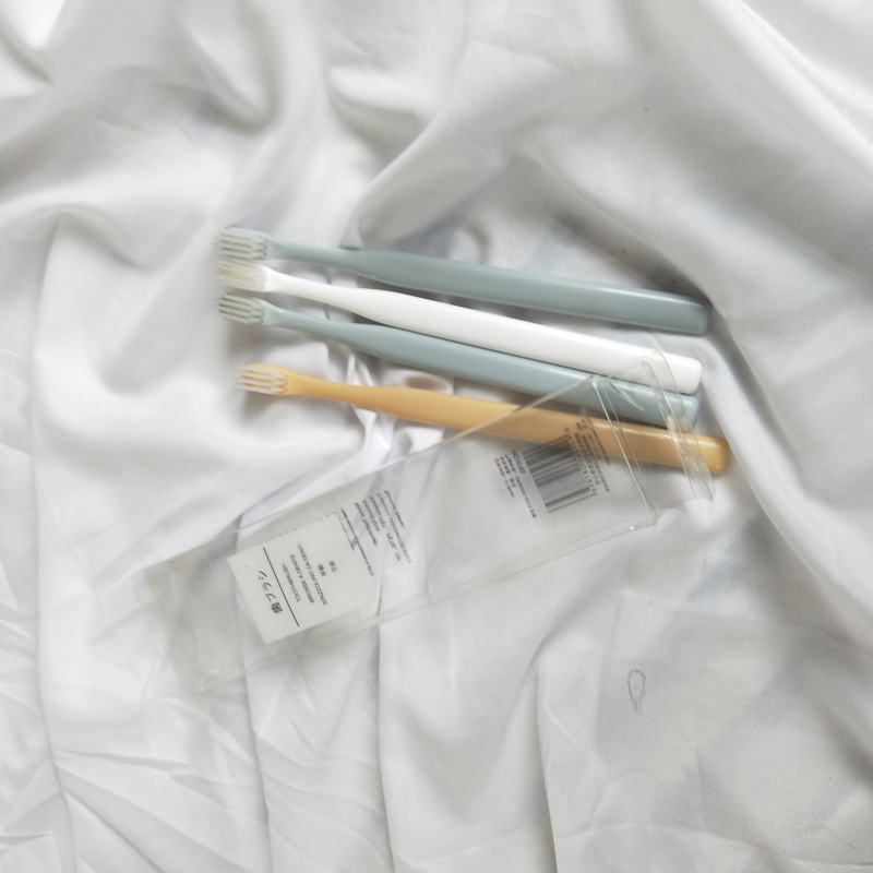 Kūrybingi vonios kambario guminiai batai, dantų šepetėlių laikiklis, darbalaukis, pora, vonios kambarys be perforatorių, internetas, įžymybių šeima, paprastas animacinis filmas, mielas