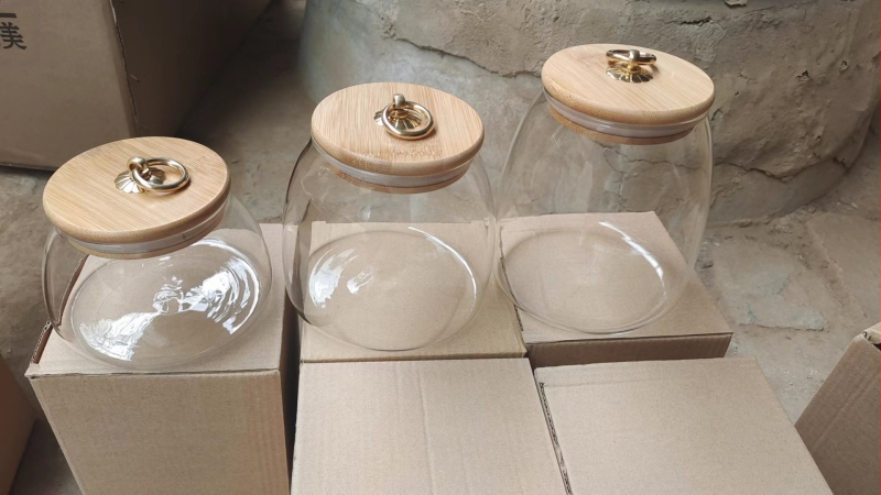Tehase tarne Kõrgboorsilikaatklaasist suletud purk kuumakindlast klaasist bambusest kaanega teepurk kolmnurkne purk säilituspurk säilituspudel