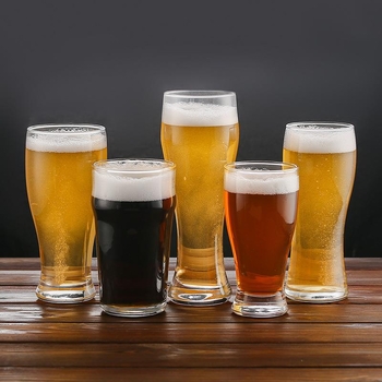 Interneto įžymybių stiklinis didelis alaus bokalas, namuose sutirštintas, kūrybingas, išskirtinis, smulkiai užplikytas kvietinis abrikosų bokalas, išskirtinis baro vyno bokalas