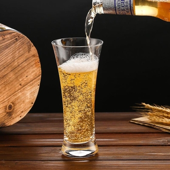 Interneto įžymybių stiklinis didelis alaus bokalas, namuose sutirštintas, kūrybingas, išskirtinis, smulkiai užplikytas kvietinis abrikosų bokalas, išskirtinis baro vyno bokalas