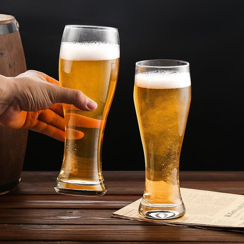 Interneto įžymybių stiklinis didelis alaus bokalas, namuose sutirštintas, kūrybingas, išskirtinis, smulkiai užplikytas kvietinis abrikosų bokalas, išskirtinis baro vyno bokalas