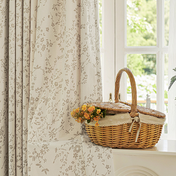 Prancūziškos šenilinės užuolaidos, kreminės spalvos, mažų gėlių rašto, naujos, šešėliuotos, „Shaoxing Keqiao“ užuolaidų audinio gamyklos didmeninė prekyba.