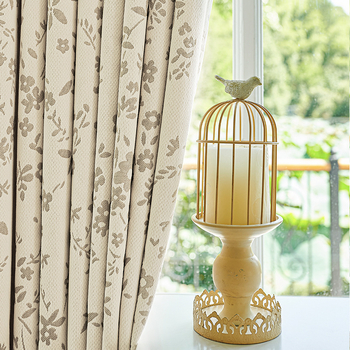 Prancūziškos šenilinės užuolaidos, kreminės spalvos, mažų gėlių rašto, naujos, šešėliuotos, „Shaoxing Keqiao“ užuolaidų audinio gamyklos didmeninė prekyba.