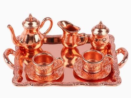 Lėlių namelio mini lydinio rašto arbatos rinkinys, aštuonių dalių, miniatiūrinės virtuvės imitacijos auksinio kostiumo šaudymo scena