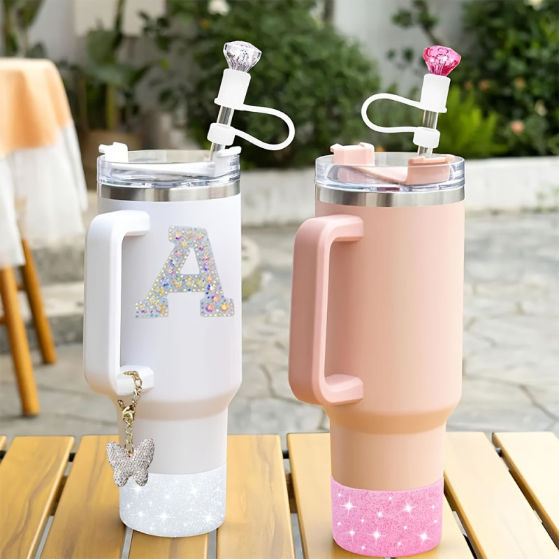 Amazon karstā izpārdošana - dimanta salmiņu putekļu pārvalks, spīdīgs dimanta tauriņa atslēgu piekariņa kulons, silikona krūzīšu komplekts, alfabēta uzlīme